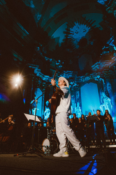 Grupė „BALTASIS KIRAS“ kartu su “Rêver” styginių kvartetu ir džiazo choru “Singphonics”